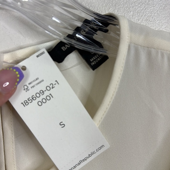 Banana Republic Women's Small Sleeveless Ruffle Blouse in Cream - Picture 5 of 8